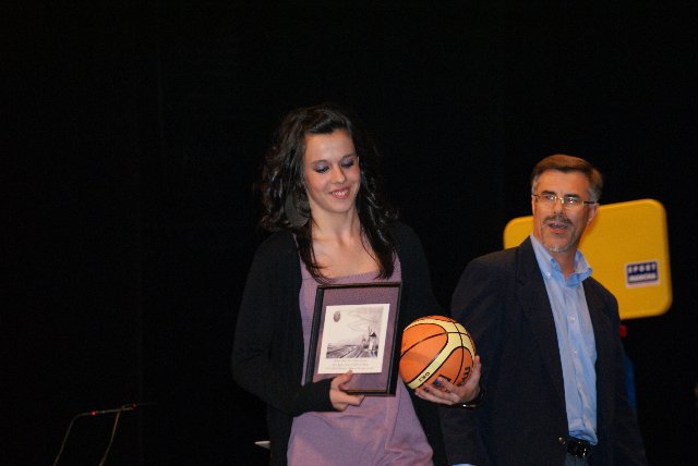 Yolanda recibe el galardon como mejor junior de Basket femenino de CLM 