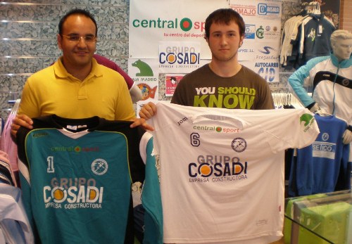 Miguel A. Pérez y Sánchez Carneros posan con su nueva camiseta
