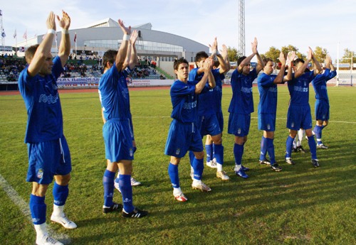 Los jugadores saludan a la afici�n