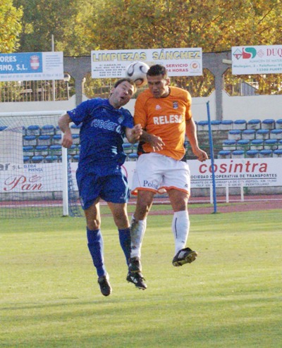 Aitor lucha por el bal�n