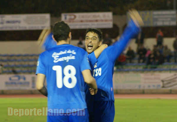 Tariq celebra uno de sus muchos goles con la camiseta azul