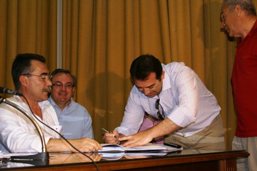 El socio Antonio Gallardo firma una de las actas