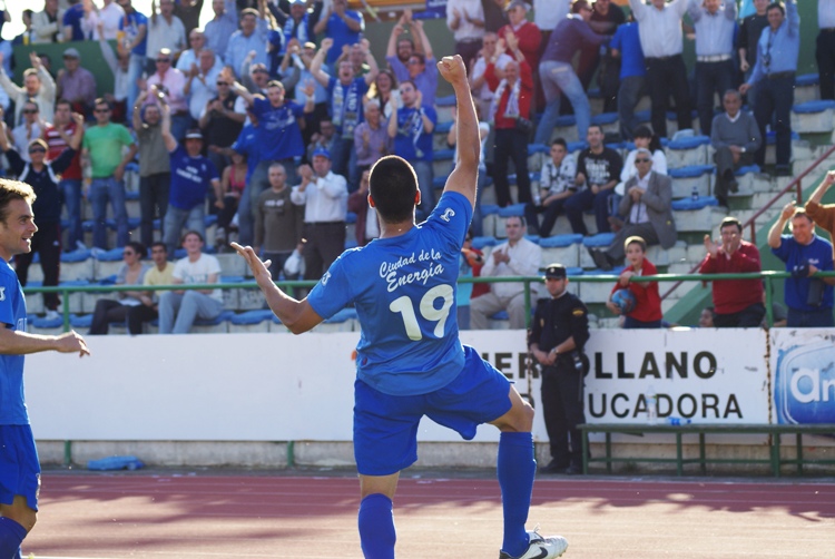 Tariq celebra un gol con la afición azul