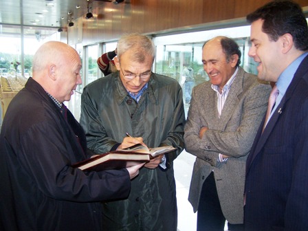 De Felipe y Pirri firman una foto a Luis Pizarro en presencia de Tomas Roncero
