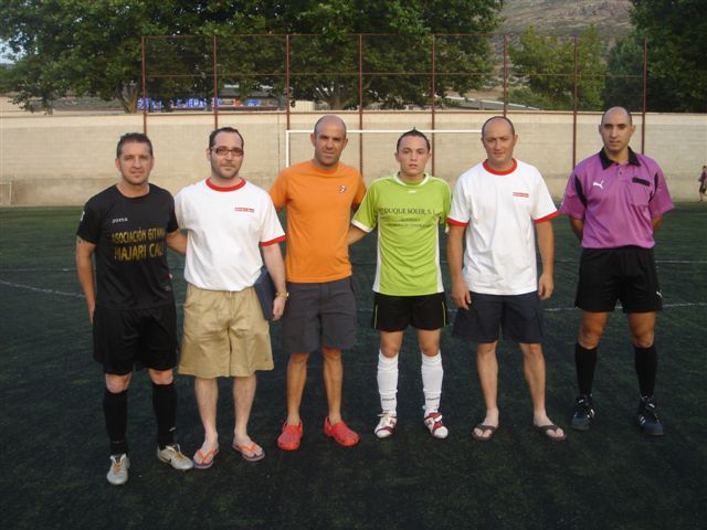 Los organizadores del Torneo posan con Santi Arn�s y algunos jugadores en una edici�n anterior