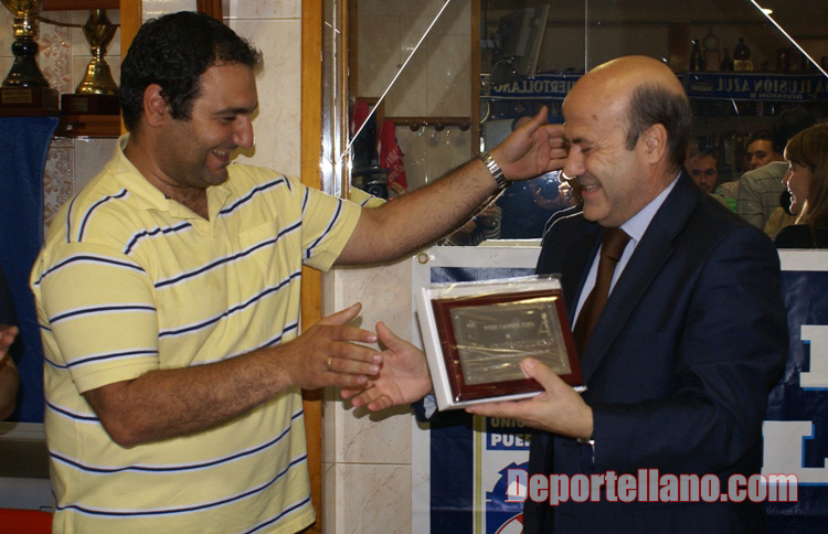 Navarro recoge la placa de manos del concejal Luis Miguel Ortiz